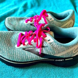 Brooks Ghost 14 - sz 8.5 women’s regular width